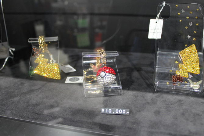 スワロフスキーのモンスターボールキーチェーン