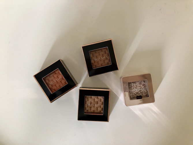 ミシャのグリッタープリズム（右）とモダンシャドウ（左3個）