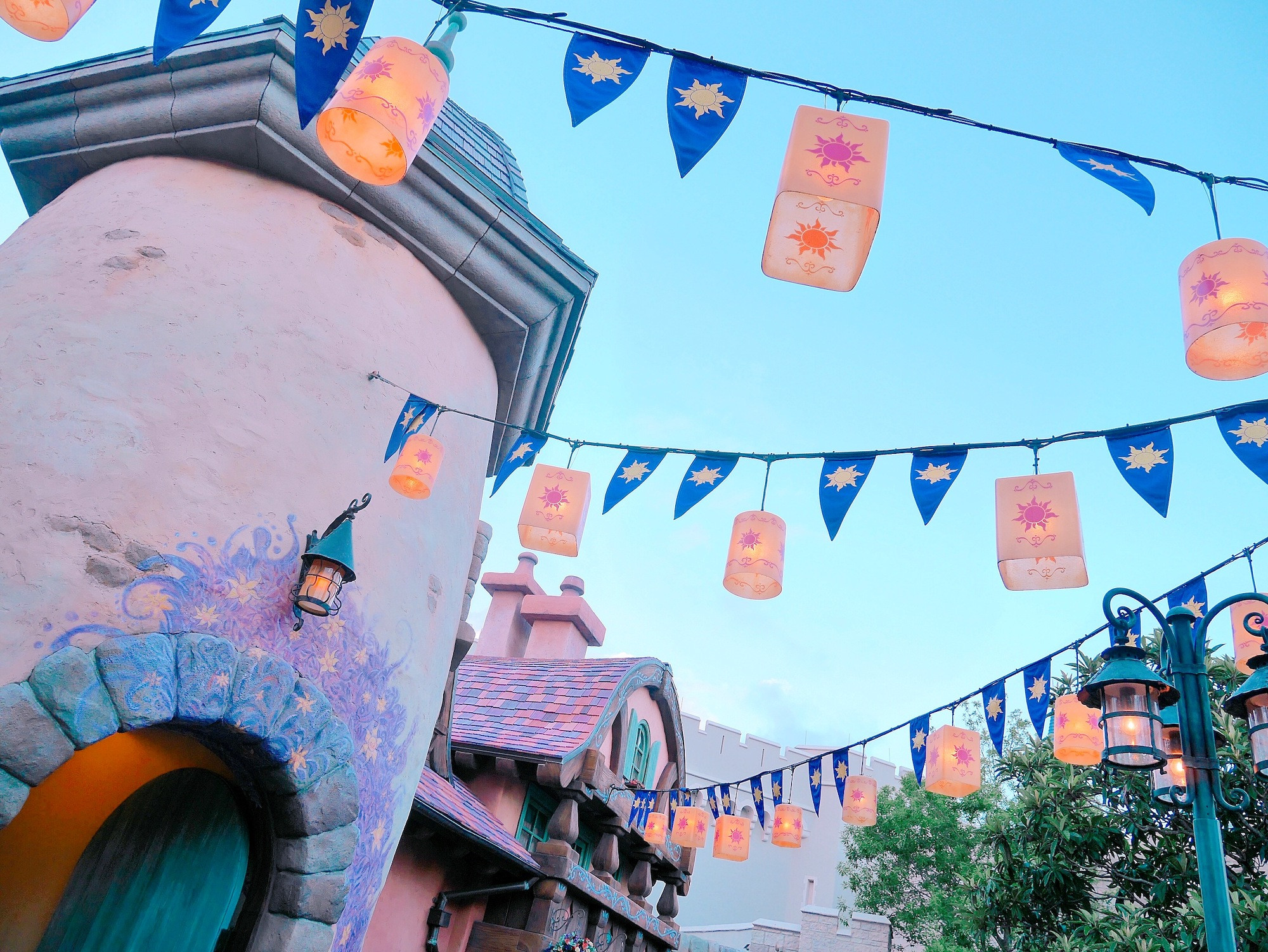 ラプンツェルのお城のモデルは？歴史や世界のディズニーパークの城下町